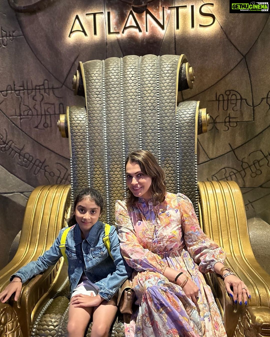 Isha Koppikar Instagram - For tomorrow - Making unforgettable memories with my little one in the mesmerizing depths of Dubai's aquarium! We also found nemo ππ #MotherDaughterBonding #DubaiAdventures #AquariumExplorers #dubai #visitdubai #travel #motherdaughter