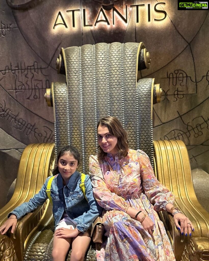 Isha Koppikar Instagram - For tomorrow - Making unforgettable memories with my little one in the mesmerizing depths of Dubai's aquarium! We also found nemo 🌊🐠 #MotherDaughterBonding #DubaiAdventures #AquariumExplorers #dubai #visitdubai #travel #motherdaughter