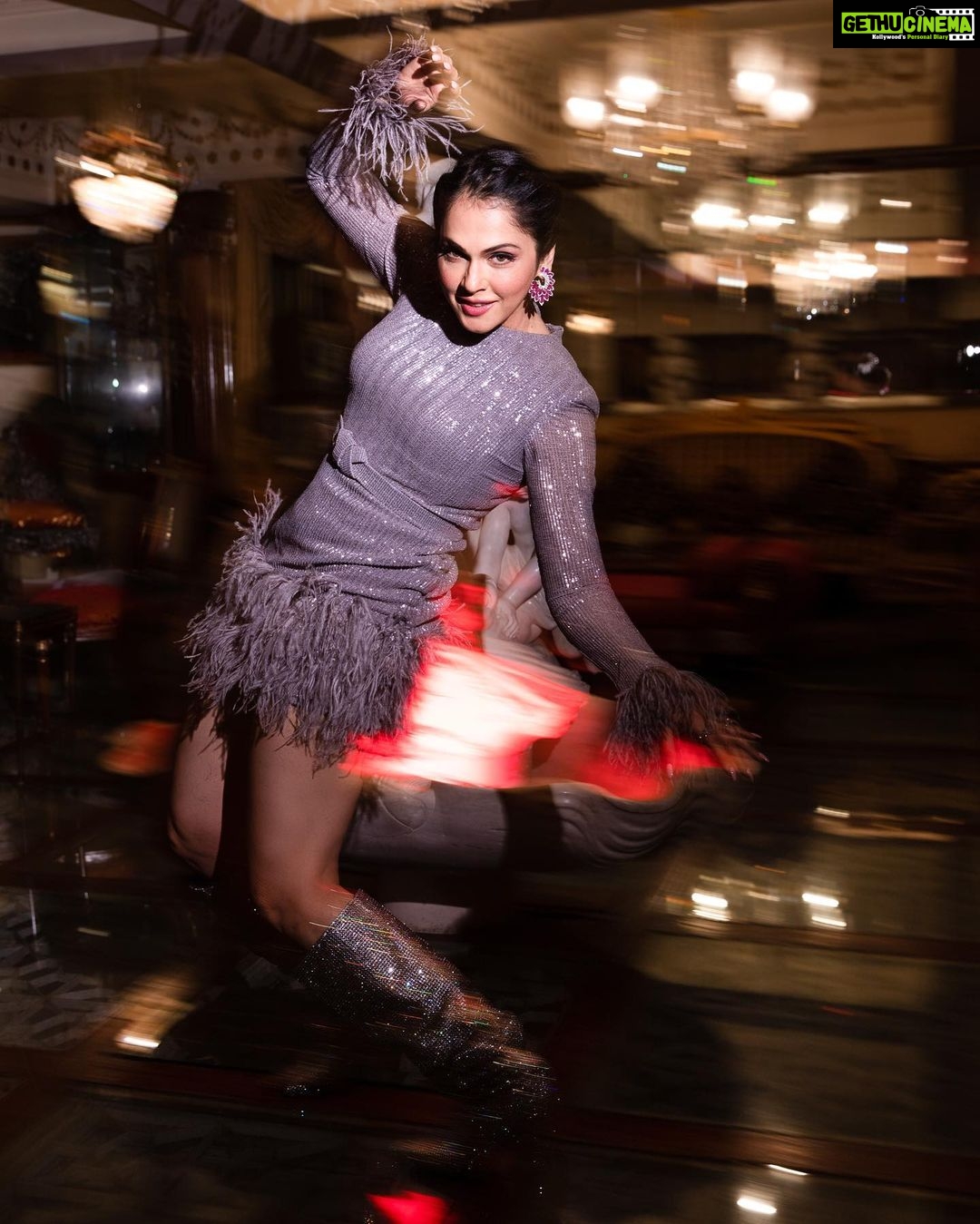 Isha Koppikar Instagram - Leaving my trail of glitter wherever I go ✨ Jewelry - @renuoberoiluxuryjewellery Outfit - @neeturohra_india Boots - @ysl Make up - @pradeep_nohate Hair - @shab_qureshi786 Video/photo - @shaurya_bajpai #filmfare @filmfare