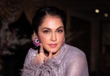 Isha Koppikar Instagram - Leaving my trail of glitter wherever I go ✨ Jewelry - @renuoberoiluxuryjewellery Outfit - @neeturohra_india Boots - @ysl Make up - @pradeep_nohate Hair - @shab_qureshi786 Video/photo - @shaurya_bajpai #filmfare @filmfare