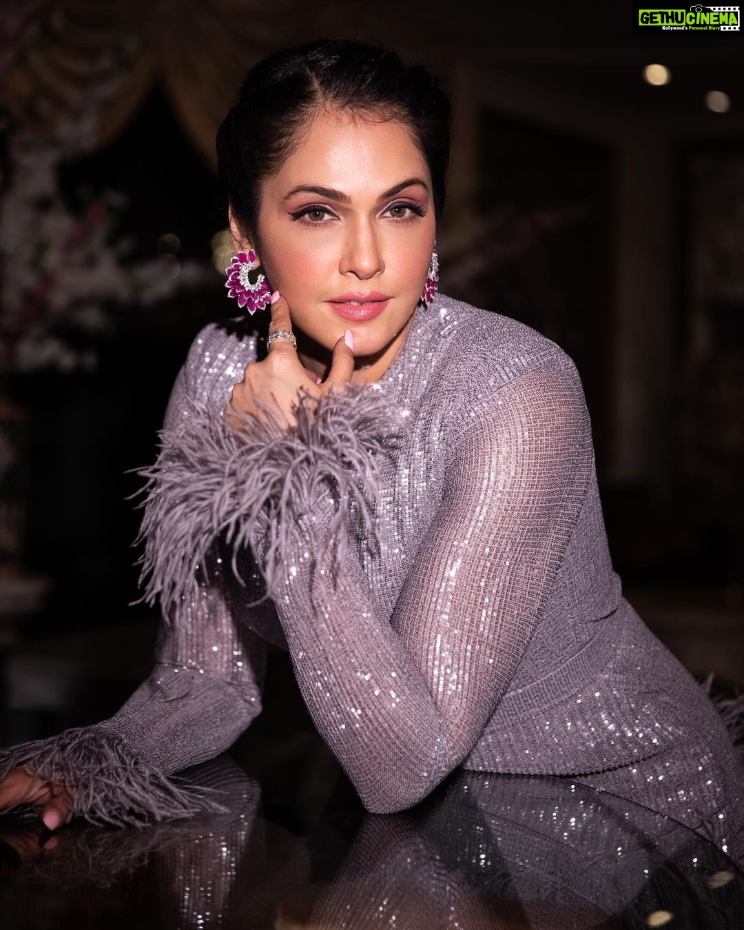 Isha Koppikar Instagram - Leaving my trail of glitter wherever I go ✨ Jewelry - @renuoberoiluxuryjewellery Outfit - @neeturohra_india Boots - @ysl Make up - @pradeep_nohate Hair - @shab_qureshi786 Video/photo - @shaurya_bajpai #filmfare @filmfare