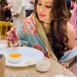 Isha Koppikar Instagram - I wonder how have I not tried this combination yet. What is your favourite thing to eat with Aam Raas? 🥭 #mangoseason #weddings #gujjuwedding #aamras #dhokla #foodie #yummy