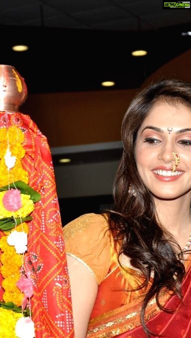 Isha Koppikar Instagram - Gudi padwa is not just the beginning of a new year but also a very special day for me! On this auspicious occasion of Gudi Padwa, May you be blessed with happiness, prosperity, and success. Happy Gudi Padwa! #gudipadwa #wishes #happynewyear #memories #sharingsession