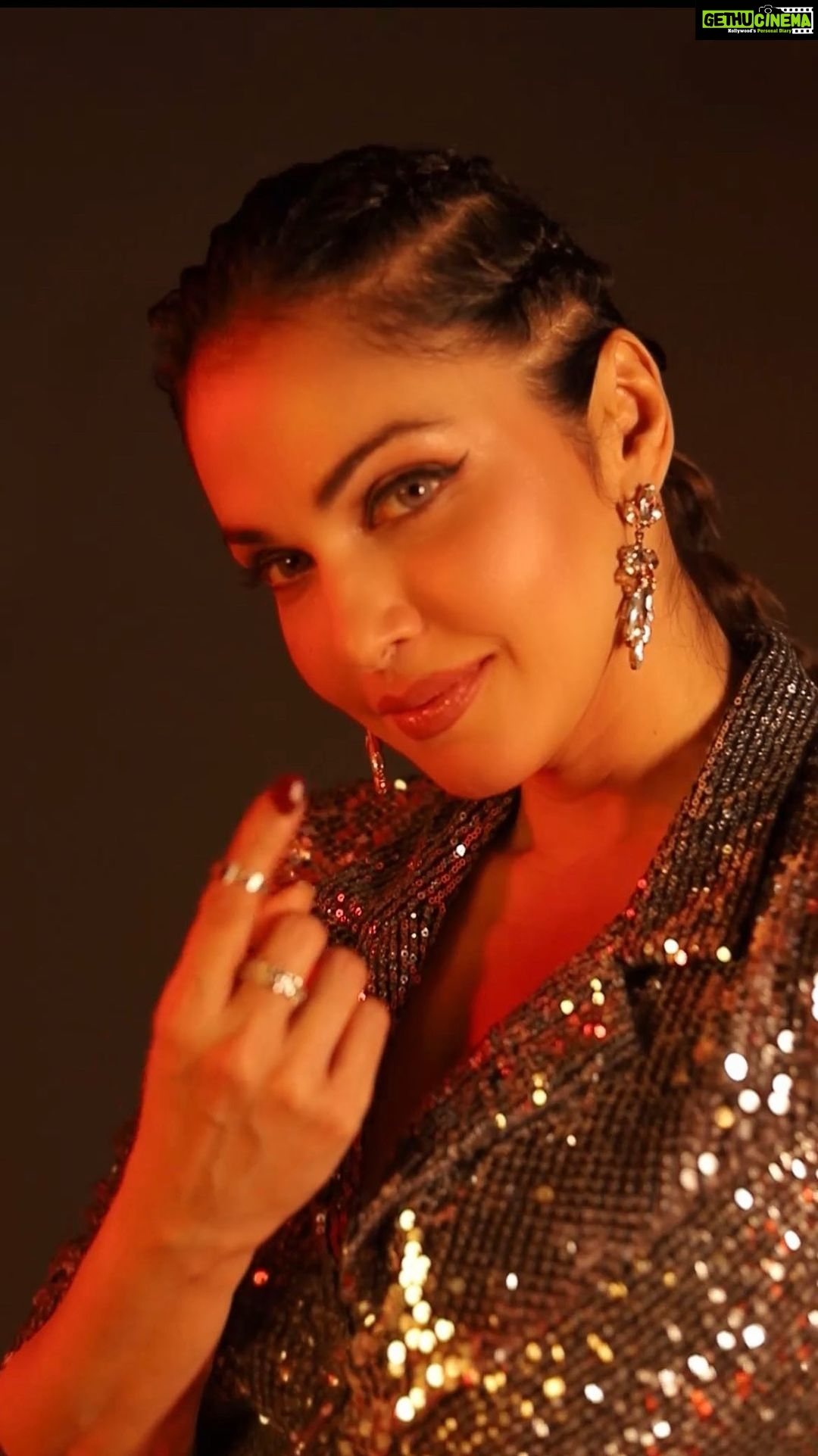 Isha Koppikar Instagram - Having fun during a shoot is mandatory 🎥 Hair @shab_qureshi786 Make up @pradeep_nohate Styled by @poojaaparik1111 Video by @shaurya_bajpai Managed by @dipalijoshi01 @vkcelebrities Social media by @thekhyatigandhi #daddycool #fathersday #shoot #fun #dancing #feelitreelit