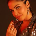 Isha Koppikar Instagram - Having fun during a shoot is mandatory 🎥 Hair @shab_qureshi786 Make up @pradeep_nohate Styled by @poojaaparik1111 Video by @shaurya_bajpai Managed by @dipalijoshi01 @vkcelebrities Social media by @thekhyatigandhi #daddycool #fathersday #shoot #fun #dancing #feelitreelit