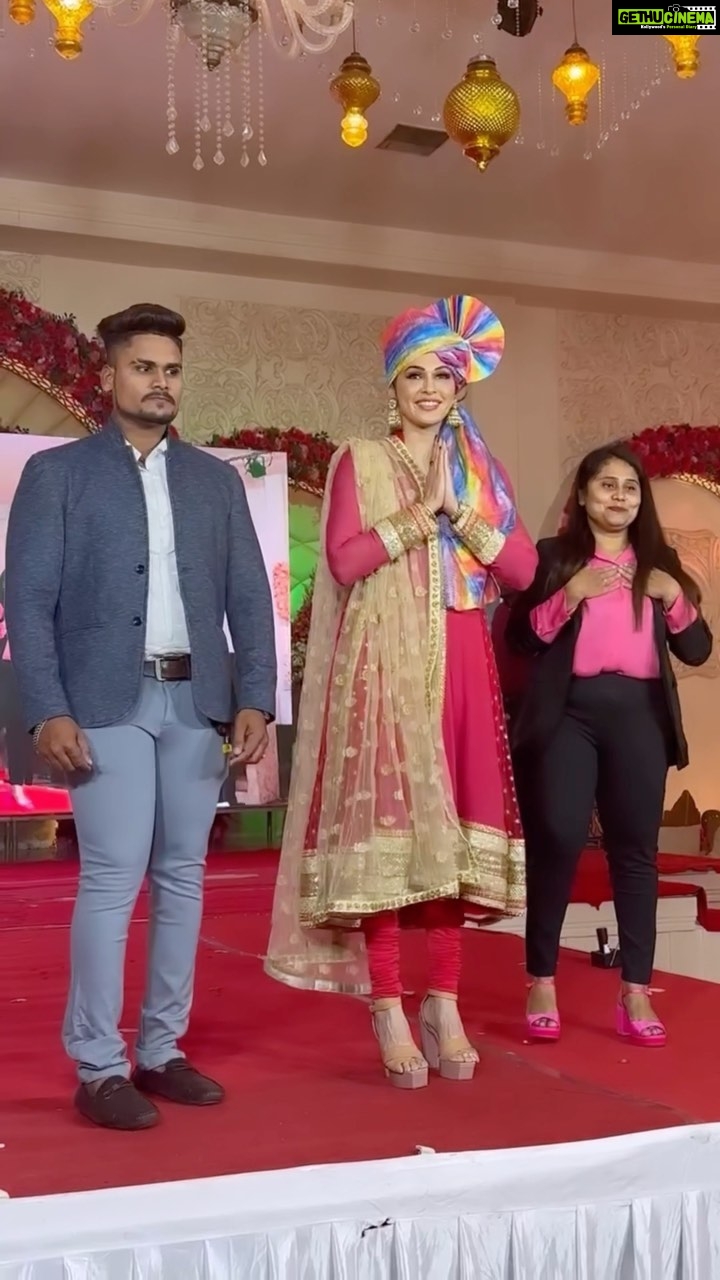 Isha Koppikar Instagram - Celebrated International Women’s Week with the women of Pandharpur. Its great to see budding talent in the field of makeup across the nation. These awards give them a platform and encouragement to peruse their dreams! Wonderful ART ( Portrait )with Mehendi, Thank You @mrs_pranjalideshmukh0 Great Initiative By @kohinoor_make_over #womensweek #womenempowerment #womensupportingwomen #womeninbusiness #womeninspiringwomen #strongwomen #awards