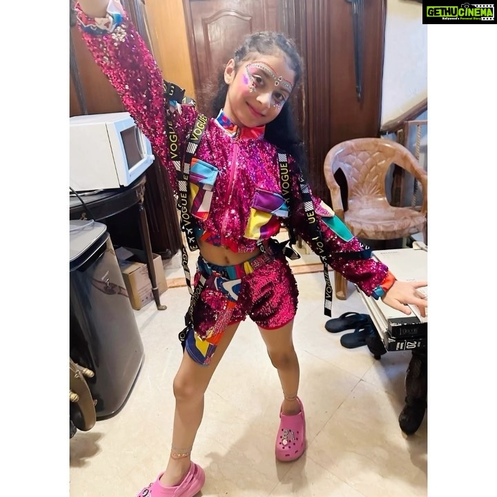 Isha Koppikar Instagram - My dancing superstar! ❤️ sharing some special moments from her dance performance. 🥹 @hipakids_by_hashmincurrimbhoy #i❤️rianna #daughter #dancingshow #danceshow #love #performance #stageshow