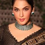 Isha Koppikar Instagram - Every saree tells a story, can you read mine! #dadasahebphalkeaward Saree - @pallavijaikishanofficial Jewellery - @curiocottagejewelry Watch - @rolex Makeup - @pradeep_nohate Hair stylist - @dazzlingsheetal Video by - @mk_click2 Assisted by - @nishanttiwariphotography Managed by @dipalijoshi01 @vkcelebrities Social media - @thekhyatigandhi