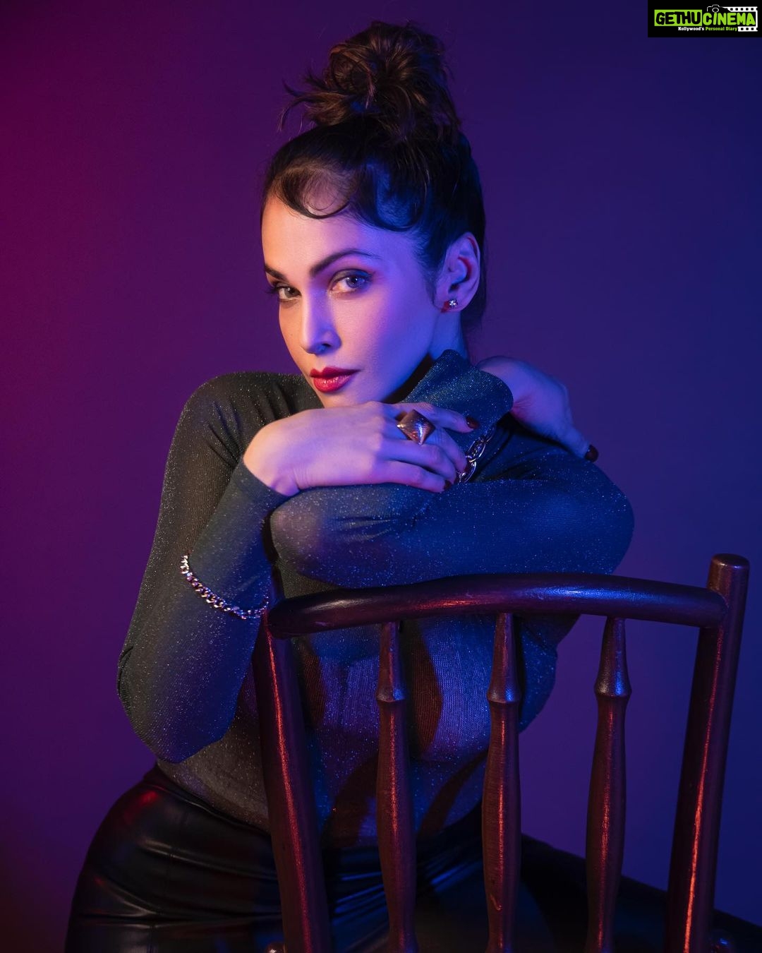 Isha Koppikar Instagram - Your attitude is the ultimate game changer Hair @shab_qureshi786 Make up @pradeep_nohate Styled by @poojaaparik1111 Photos by @faizialiphotography Managed by @dipalijoshi01 @vkcelebrities Social media by @thekhyatigandhi