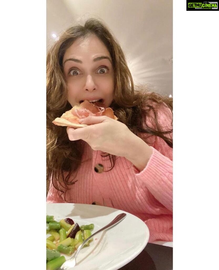 Isha Koppikar Instagram - A slice of heaven, one bite at a time. Who said pizzas can’t be healthy? 🍕#worldpizzaday #pizza #healthyfood #foodie #foodstagram #pizzalovers