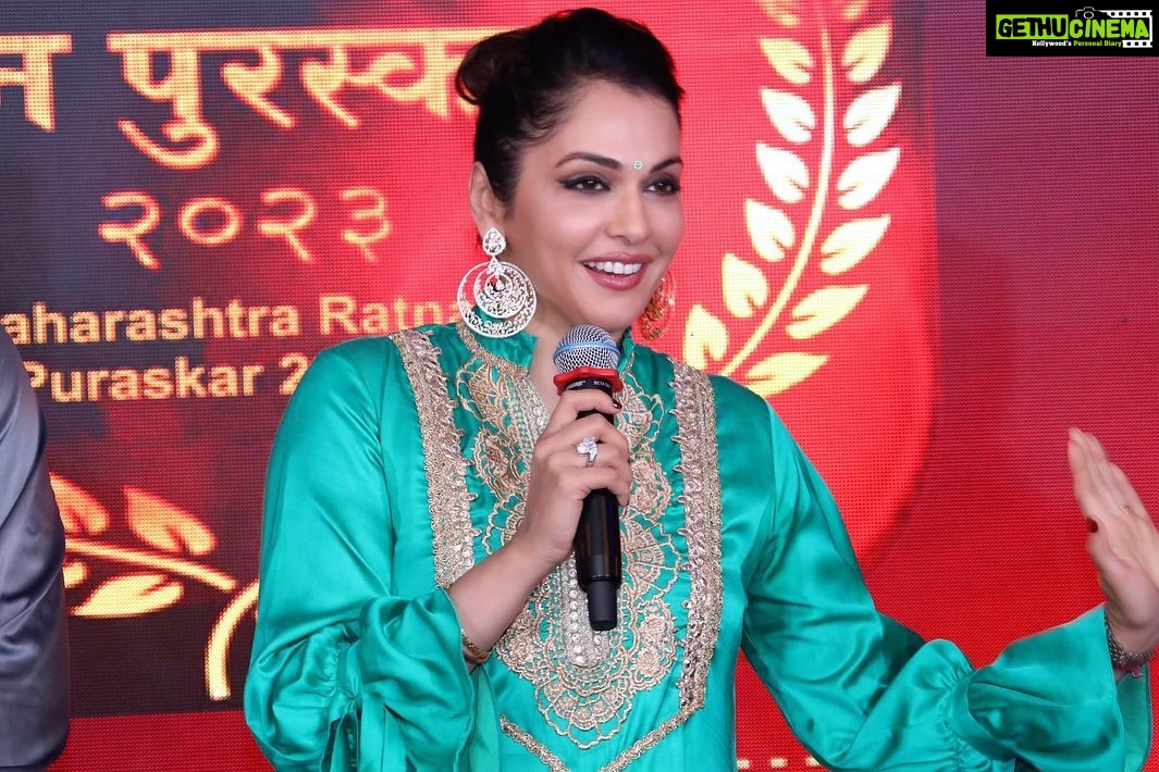 Isha Koppikar Instagram - Attended the Maharashtra Ratna Puruskar 2023 as the chief guest. Maharashtra Ratna Puruskar celebrated excellent Entrepreneurs and Individuals for their accomplishments and for overcoming challenging circumstances in their respective fields. #maharashtraratnapuruskar2023 #awards #chiefguest #awardshow #enterpreneur