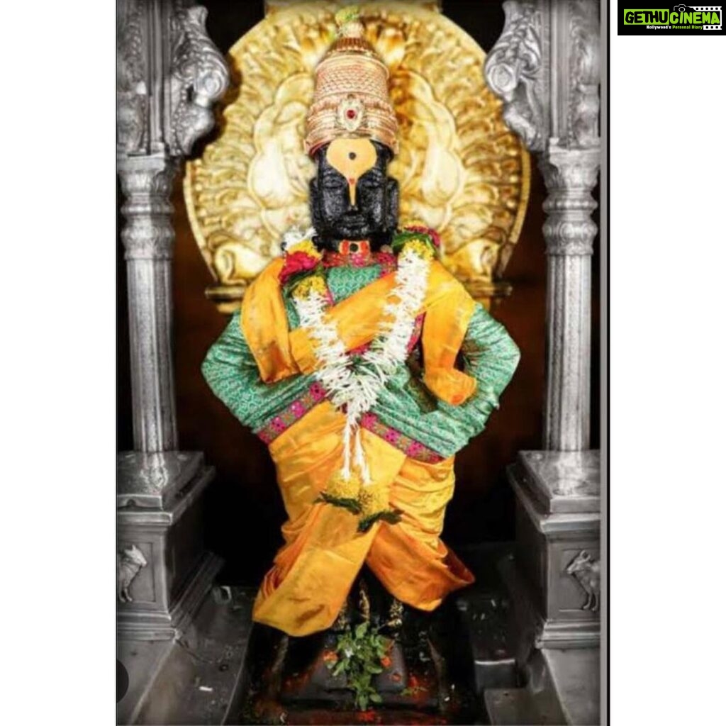 Isha Koppikar Instagram - Blessed 🙏🏼 Visited the Pandharpur Vithoba temple. The calmness, purity and peace is divine. Jai Hari Vithal 🙏🏼 #jaiharivithal🙏🙏🙏 #pandharpur #blessed #divine #thankyou #gratitude #vithoba Vithoba Rukmini Mandir, Pandharpur