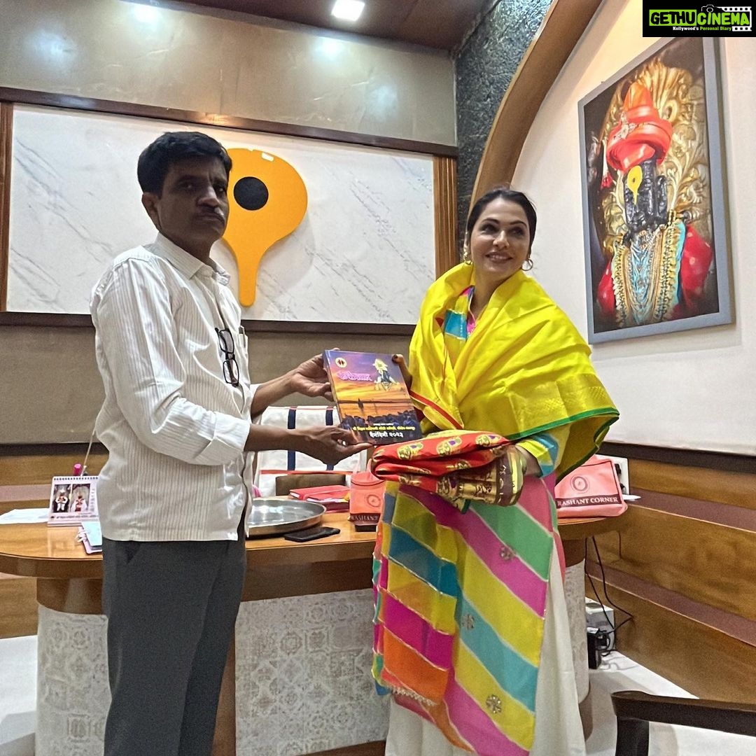 Isha Koppikar Instagram - Blessed ๐๐ผ Visited the Pandharpur Vithoba temple. The calmness, purity and peace is divine. Jai Hari Vithal ๐๐ผ #jaiharivithal๐๐๐ #pandharpur #blessed #divine #thankyou #gratitude #vithoba Vithoba Rukmini Mandir, Pandharpur