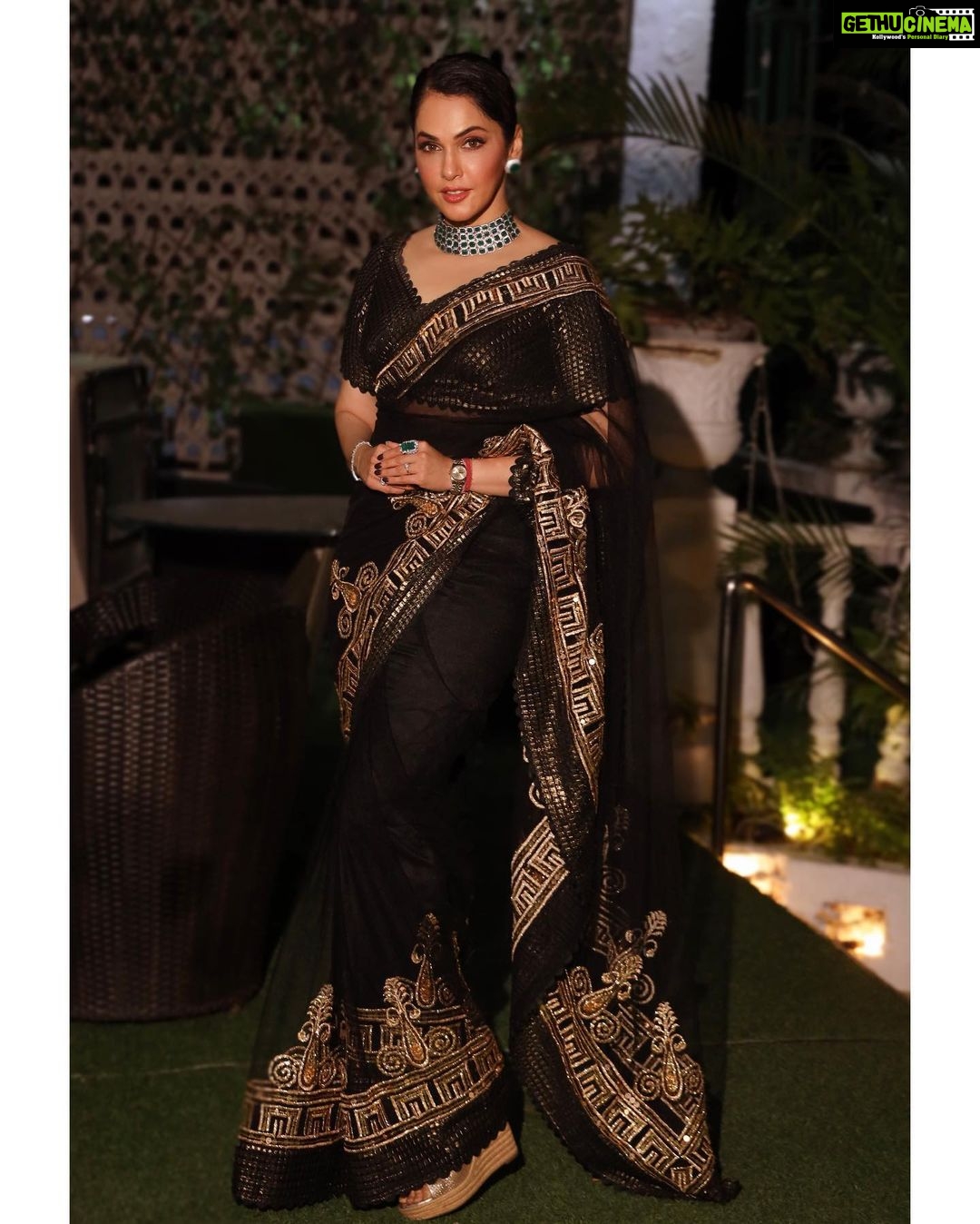 Isha Koppikar Instagram - 🖤🎬 #dadasahebphalkeaward Saree - @pallavijaikishanofficial Jewellery - @curiocottagejewelry Watch - @rolex Makeup - @pradeep_nohate Hair stylist - @dazzlingsheetal Photos by - @mk_click2 Assisted by - @nishanttiwariphotography Managed by @dipalijoshi01 @vkcelebrities Social media - @thekhyatigandhi