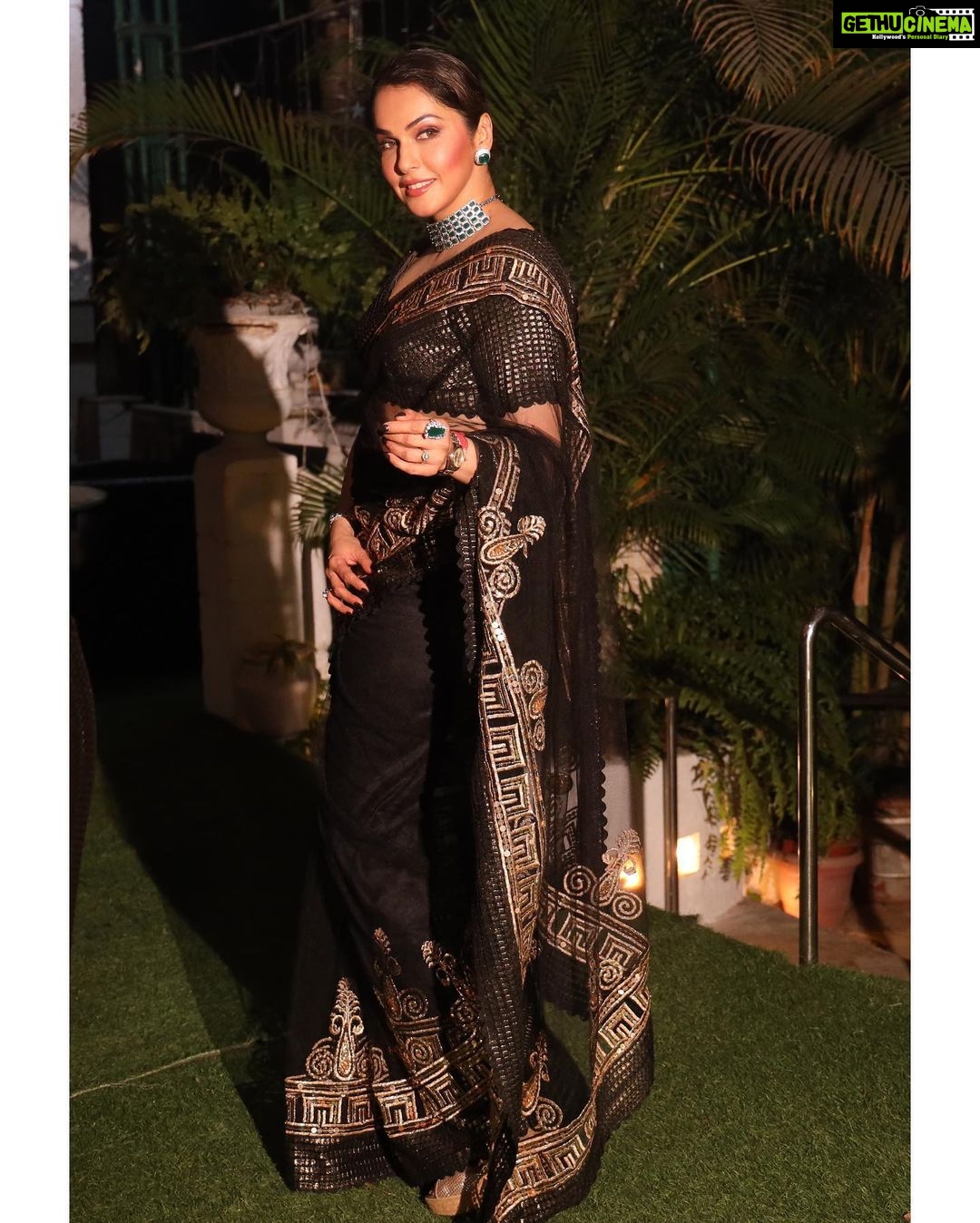 Isha Koppikar Instagram - 🖤🎬 #dadasahebphalkeaward Saree - @pallavijaikishanofficial Jewellery - @curiocottagejewelry Watch - @rolex Makeup - @pradeep_nohate Hair stylist - @dazzlingsheetal Photos by - @mk_click2 Assisted by - @nishanttiwariphotography Managed by @dipalijoshi01 @vkcelebrities Social media - @thekhyatigandhi