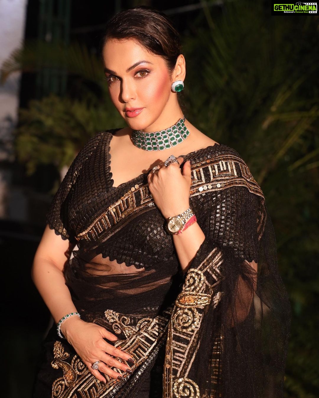 Isha Koppikar Instagram - 🖤🎬 #dadasahebphalkeaward Saree - @pallavijaikishanofficial Jewellery - @curiocottagejewelry Watch - @rolex Makeup - @pradeep_nohate Hair stylist - @dazzlingsheetal Photos by - @mk_click2 Assisted by - @nishanttiwariphotography Managed by @dipalijoshi01 @vkcelebrities Social media - @thekhyatigandhi