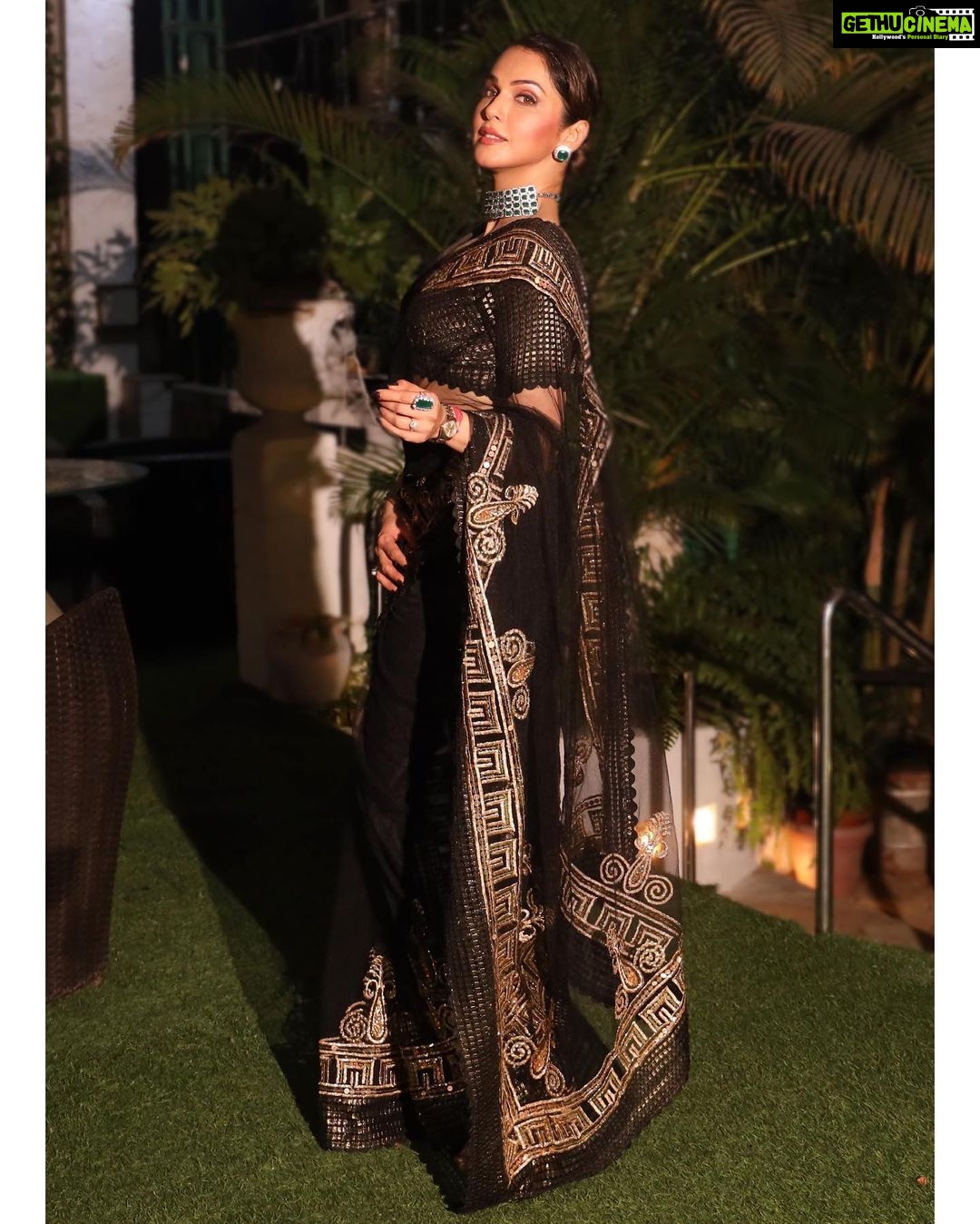 Isha Koppikar Instagram - 🖤🎬 #dadasahebphalkeaward Saree - @pallavijaikishanofficial Jewellery - @curiocottagejewelry Watch - @rolex Makeup - @pradeep_nohate Hair stylist - @dazzlingsheetal Photos by - @mk_click2 Assisted by - @nishanttiwariphotography Managed by @dipalijoshi01 @vkcelebrities Social media - @thekhyatigandhi