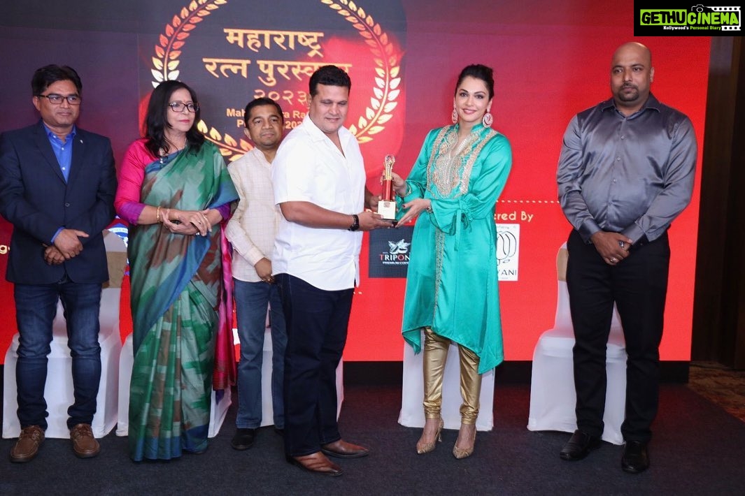 Isha Koppikar Instagram - Attended the Maharashtra Ratna Puruskar 2023 as the chief guest. Maharashtra Ratna Puruskar celebrated excellent Entrepreneurs and Individuals for their accomplishments and for overcoming challenging circumstances in their respective fields. #maharashtraratnapuruskar2023 #awards #chiefguest #awardshow #enterpreneur