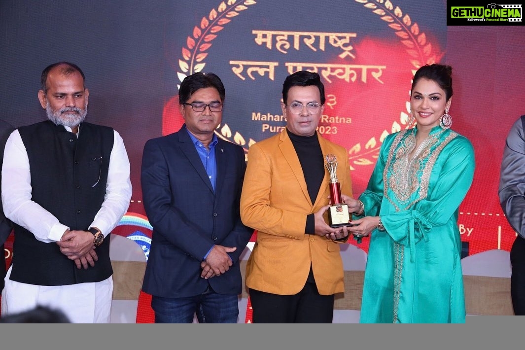 Isha Koppikar Instagram - Attended the Maharashtra Ratna Puruskar 2023 as the chief guest. Maharashtra Ratna Puruskar celebrated excellent Entrepreneurs and Individuals for their accomplishments and for overcoming challenging circumstances in their respective fields. #maharashtraratnapuruskar2023 #awards #chiefguest #awardshow #enterpreneur