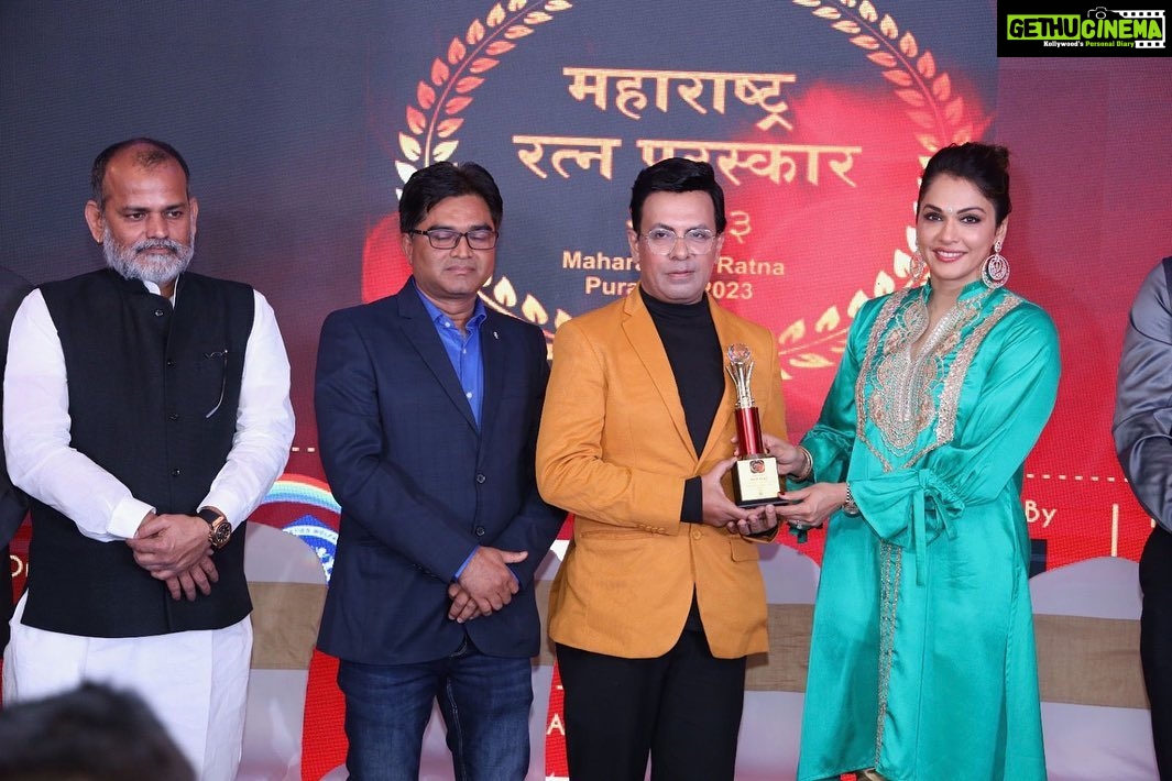Isha Koppikar Instagram - Attended the Maharashtra Ratna Puruskar 2023 as the chief guest. Maharashtra Ratna Puruskar celebrated excellent Entrepreneurs and Individuals for their accomplishments and for overcoming challenging circumstances in their respective fields. #maharashtraratnapuruskar2023 #awards #chiefguest #awardshow #enterpreneur