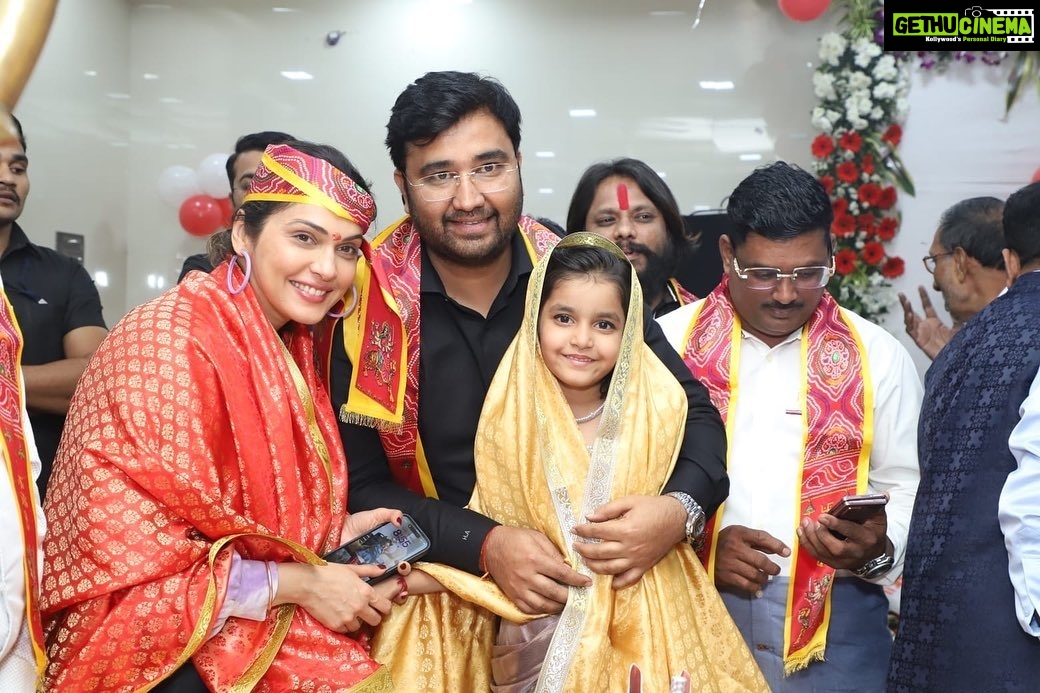 Isha Koppikar Instagram - So happy to celebrate Our Transport Cell Officer JP Agarwal’s daughter’s birthday at their home. Being a part of their celebration gave me a sense of how important it is to shape the way the young kids think because they are going to be the future of tomorrow. God Bless the Little Child & Wishing her a successful future ahead. #birthday #changingthenation #onestepatatime #makeadifference