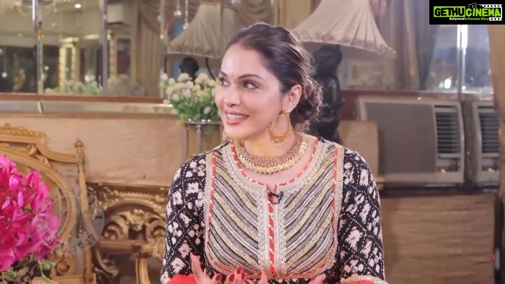 Isha Koppikar Instagram - Sharing a special moment from my interview with @rajshrifilms . Thank you to all our fans who have loved Chandni and Prem in #EkVivaahAisaBhi. Link to the full interview in the bio π @sonu_sood #rajshrifilms #movie #bollywood #memories #interview