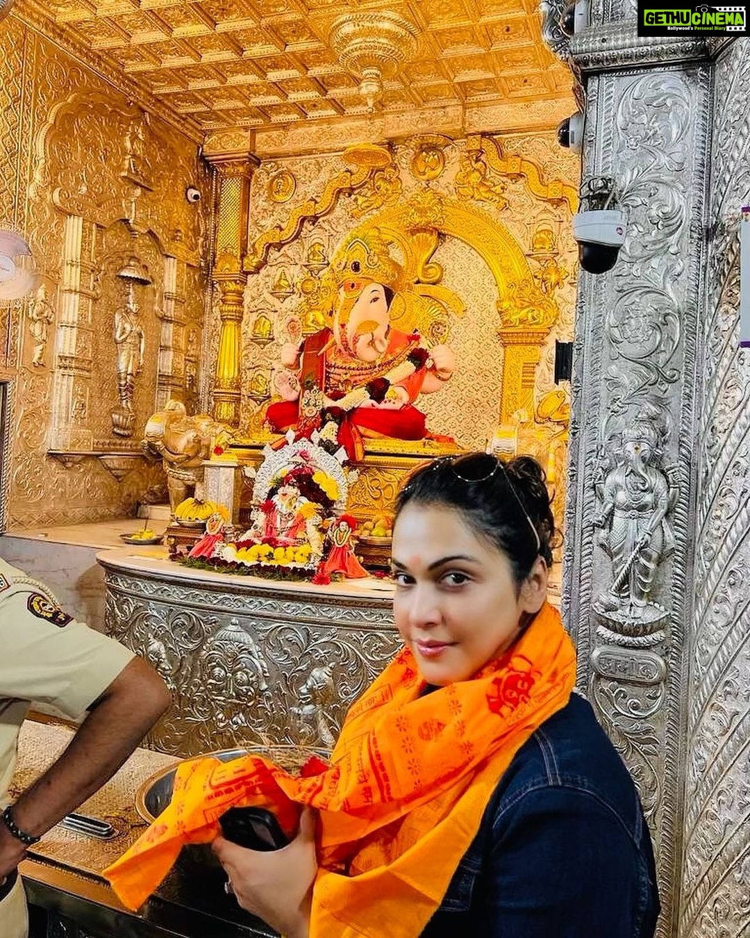 Isha Koppikar Instagram - On the occasion of Makar Sankranti, Pongal, and Lohri, I visited Dagdusheth to get blessings from Ganpati Bappa. Wishing you all happy festivities πππΌ #dagdushethganpati #ganpatibappamorya #makarsankranti #lohri #pongal #festivals #indianfestivals #celebration #blessings Dagdu Sheth Ganpati