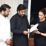 Isha Koppikar Instagram - #repost @hajiarfatshaikh बॉलीवुड अभिनेत्री ईशा कोपीकर जी और विजय कडेचकरर जी आज मेरे निवासस्थान, कुर्ला पहुंचे। फिल्मी दुनिया के अनेक गंभीर समस्याओं के बारे में विस्तृत चर्चा हुई । फिल्मी दुनिया की इस समस्याओ का जल्द ही निवारण किया जाएगा। @isha_konnects @bjp4mumbai @advocateashishshelar @devendra_fadnavis @vijaykadechkarr #filmassociation #bollywood #film #filmmaker