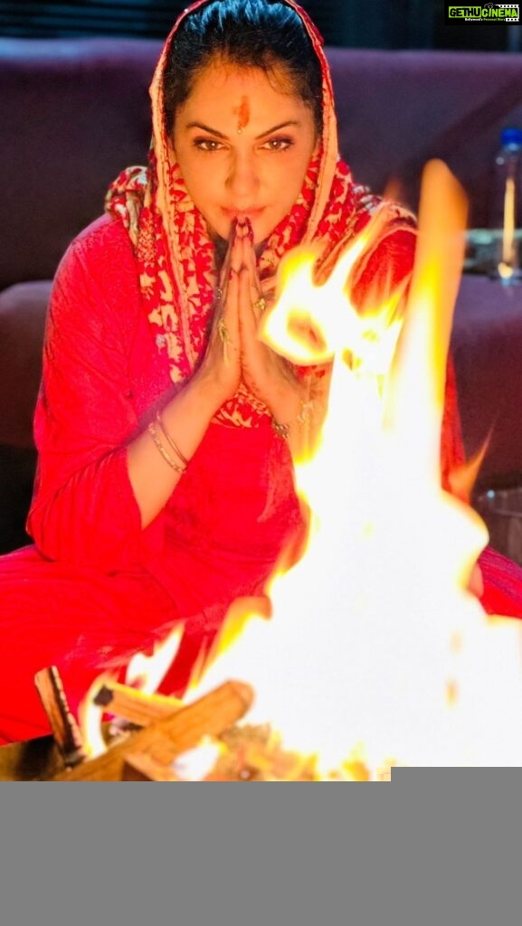 Isha Koppikar Instagram - Started the year with Chandi havan at home. Chandi havan Blesses one’s life with positivity and happiness 😊 this year I aim to spread happiness and positivity in everyone’s lives and make a difference in whatever way I can #happynewyear #chandihavan #havan #peace #positivevibes #positivity #happiness #prayers #unfiltered #calming