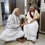 Isha Koppikar Instagram - My deepest condolences to our Prime Minister @narendramodi ji for his loss. May God give him the strength to overcome this darkness in his life. Om Shanti 🙏🏼 #hirabenmodi #condolences #omshanti