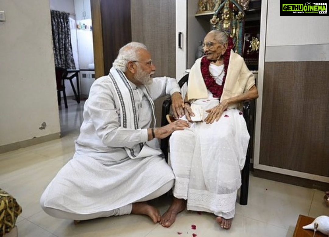 Isha Koppikar Instagram - My deepest condolences to our Prime Minister @narendramodi ji for his loss. May God give him the strength to overcome this darkness in his life. Om Shanti ππΌ #hirabenmodi #condolences #omshanti