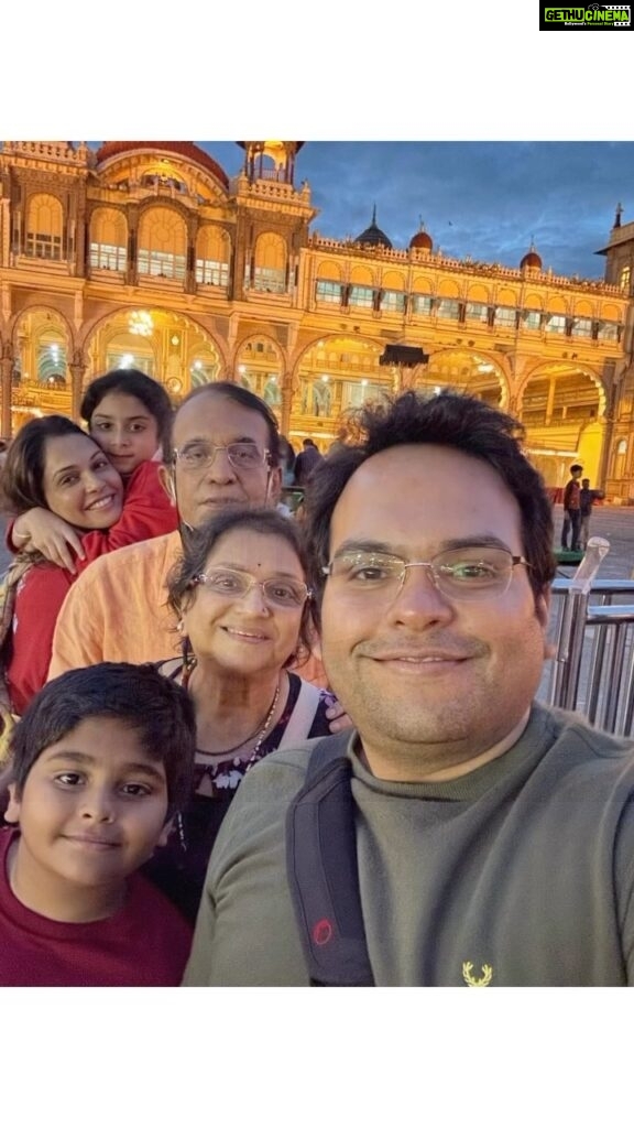 Isha Koppikar Instagram - A day in Mysore #famjam #family #travel #traveldiaries #happyholidays #mysorepalace #indiatravelgram #incredibleindia