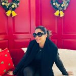 Isha Koppikar Instagram - The magic of Christmas continues ❤️ spending the holiday season with my family, how are you celebrating? #happyholidays #christamas #celebration #familytime #spreadjoy #love #happiness #christmasdecor