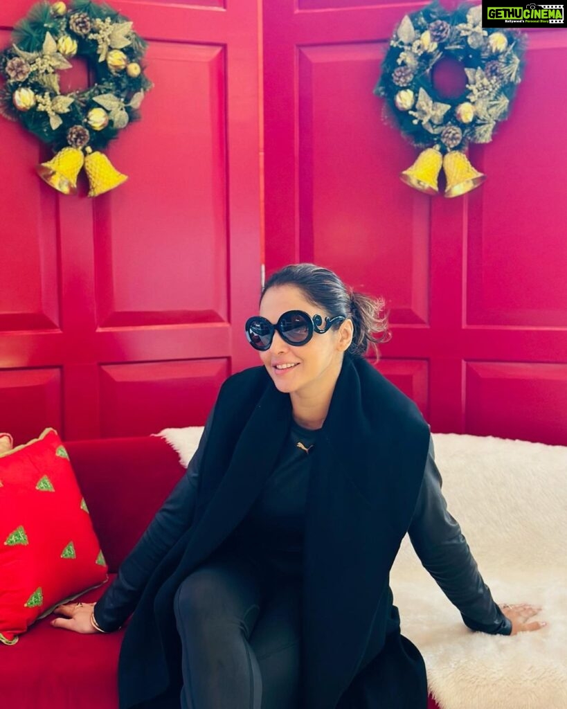 Isha Koppikar Instagram - The magic of Christmas continues ❤️ spending the holiday season with my family, how are you celebrating? #happyholidays #christamas #celebration #familytime #spreadjoy #love #happiness #christmasdecor