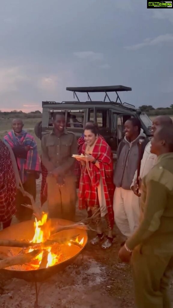 Isha Koppikar Instagram - That’s how we celebrated Christmas in Masai Mara before leaving. Going to miss everyone so much ❤️ @thegamedrive @naurori_jeff @ranveersingh #merrychristmas #masaimara #thelastdance #love #adventure