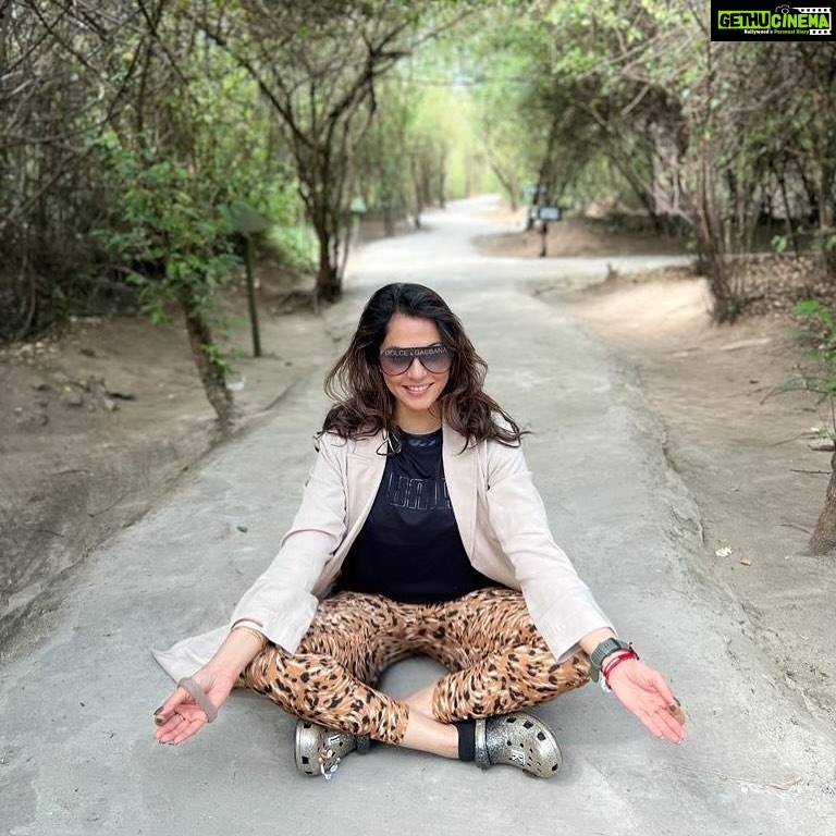 Isha Koppikar Instagram - The calm before the safari. Manifesting a day filled with adventure. 🦁 @thegamedrive @naurori_jeff #masaimara #manifestation #wildlife #animals #meditation #calmness