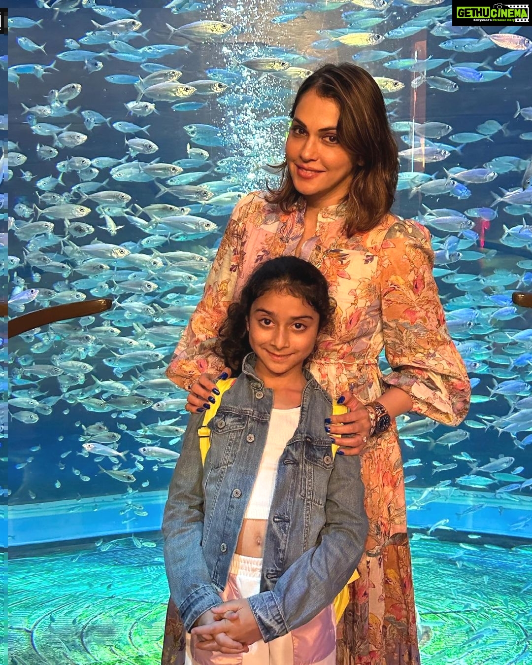 Isha Koppikar Instagram - For tomorrow - Making unforgettable memories with my little one in the mesmerizing depths of Dubai's aquarium! We also found nemo ππ #MotherDaughterBonding #DubaiAdventures #AquariumExplorers #dubai #visitdubai #travel #motherdaughter