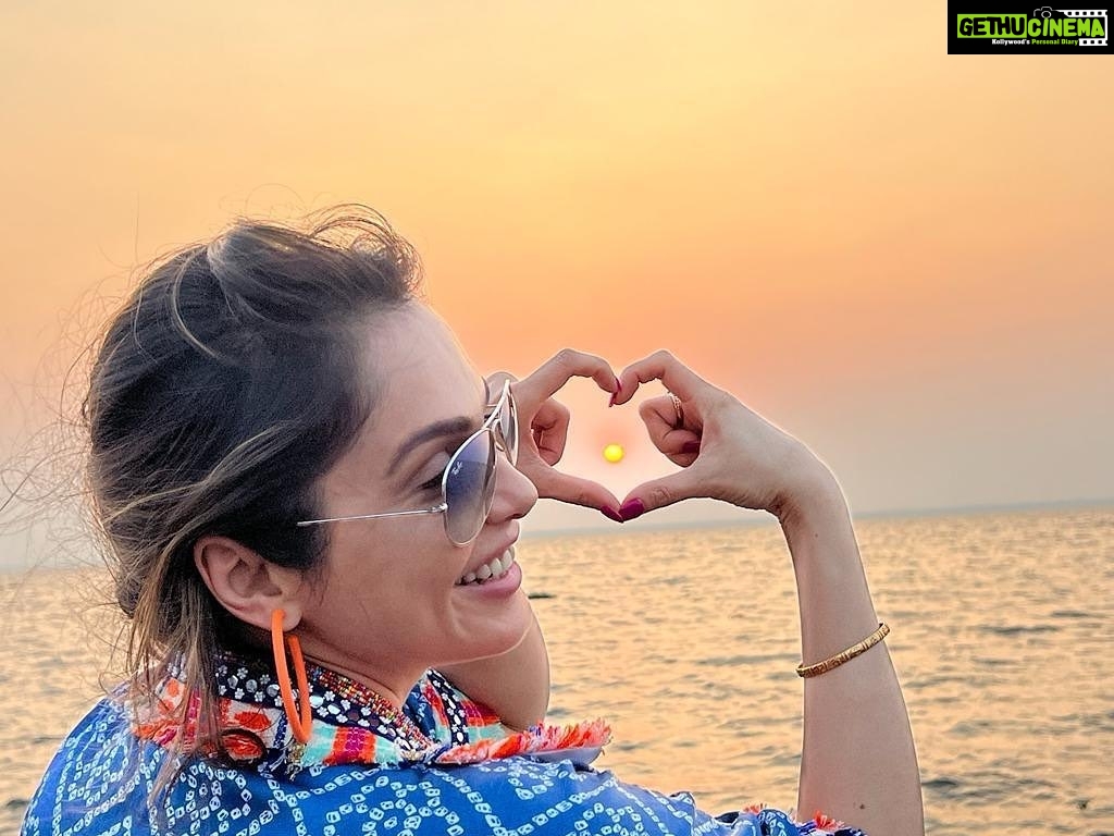 Isha Koppikar Instagram - In a world full of perfection, I am just being real and me. Because I know, authenticity never loses #bereal #authenticity #realwin #beyou #youareenough #motivationalquotes #imperfectlyperfect