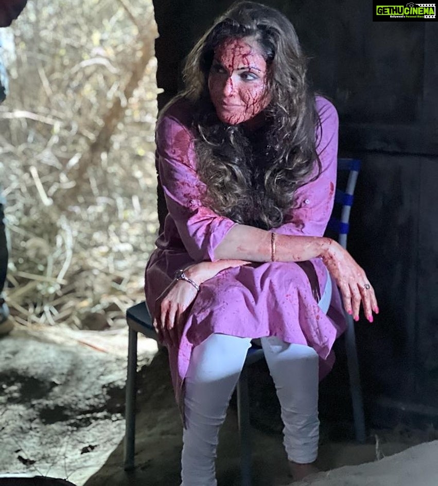 Isha Koppikar Instagram - Causally chilling on the sets of my upcoming Web-series Suranga. Releasing on 9th December on @atrangiitvandapp 😊 Makeup @pradeep_nohate Hair @nandatolani Managed by @dipalijoshi01 @vkcelebrities #webseries #onset #shooting #newshow #atrangiitv #releasingsoon #showtime #shooting #onlocation