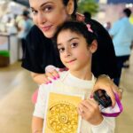 Isha Koppikar Instagram - Rianna tried her hand at coffee mandala art and it has tempted me to try it too. To all the parents out there - mandala art helps with focus and concentration and is a healthy diversion from your daily life. Try doing this with your kids ❤️ #coffeepainting #mandalaart #artwork #reels #reelsinstagram #painting