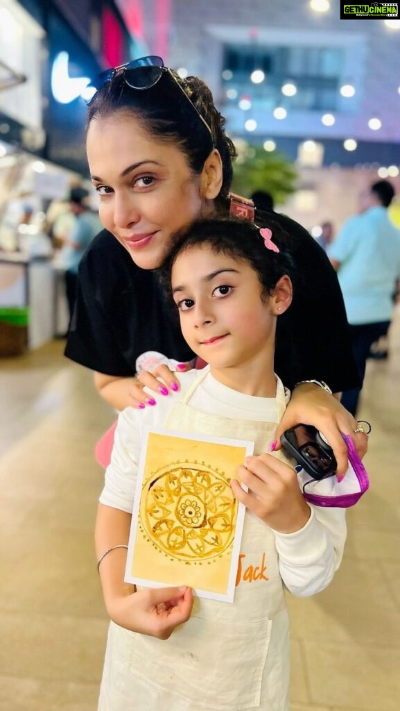 Isha Koppikar Instagram - Rianna tried her hand at coffee mandala art and it has tempted me to try it too. To all the parents out there - mandala art helps with focus and concentration and is a healthy diversion from your daily life. Try doing this with your kids ❤️ #coffeepainting #mandalaart #artwork #reels #reelsinstagram #painting