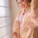 Isha Koppikar Instagram - सच लगता है झूठ जैसा है ये तेरी आँखों का करम जो ये देखती है सच है वो या है सच होने का भरम #trendingreel #reelsinstagram #transitionreels #reels #ootd #sundaymood