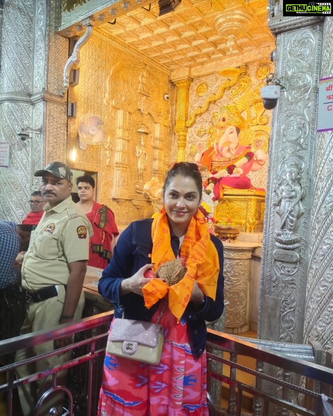 Isha Koppikar Instagram - On the occasion of Makar Sankranti, Pongal, and Lohri, I visited Dagdusheth to get blessings from Ganpati Bappa. Wishing you all happy festivities πππΌ #dagdushethganpati #ganpatibappamorya #makarsankranti #lohri #pongal #festivals #indianfestivals #celebration #blessings Dagdu Sheth Ganpati