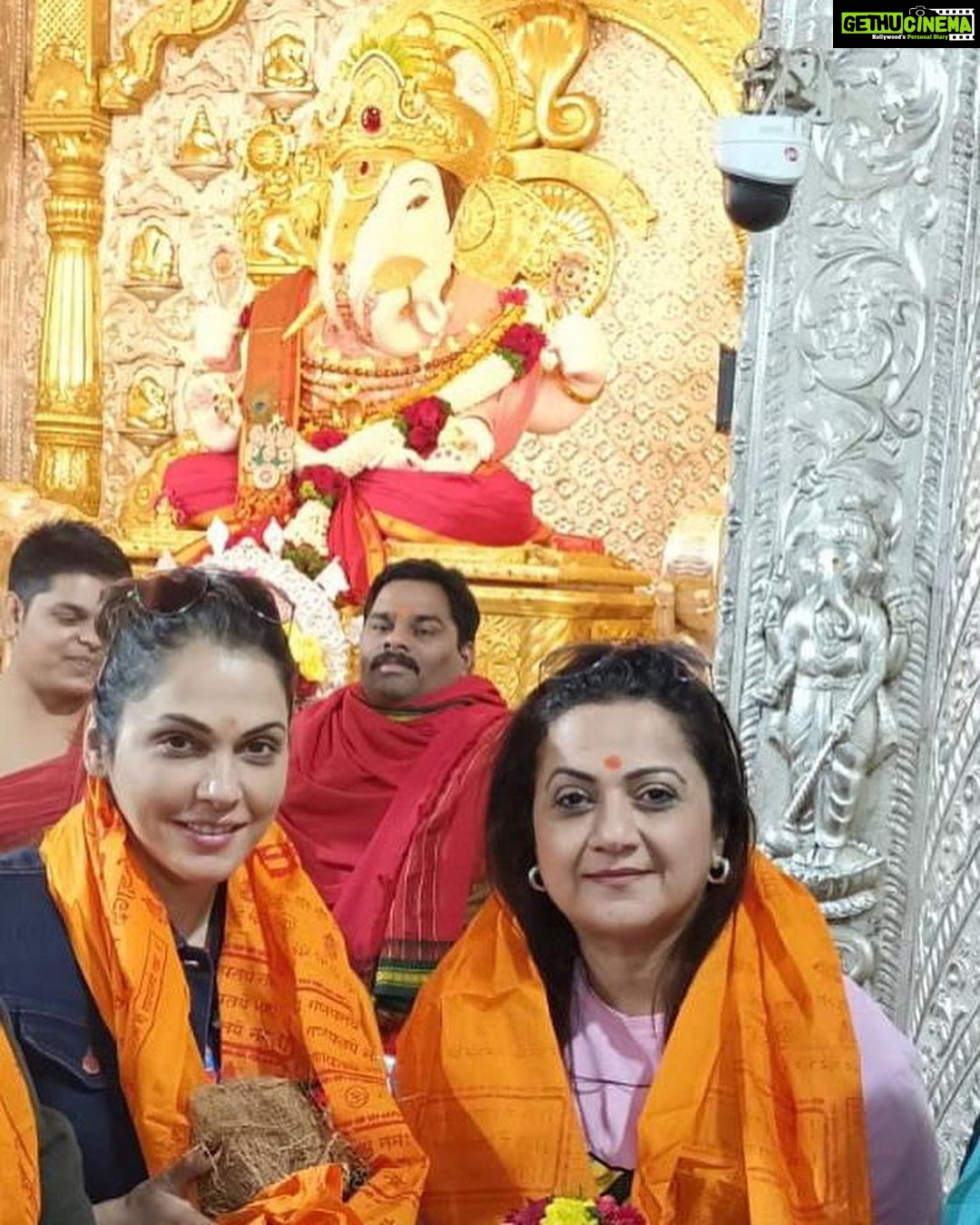 Isha Koppikar Instagram - On the occasion of Makar Sankranti, Pongal, and Lohri, I visited Dagdusheth to get blessings from Ganpati Bappa. Wishing you all happy festivities 😊🙏🏼 #dagdushethganpati #ganpatibappamorya #makarsankranti #lohri #pongal #festivals #indianfestivals #celebration #blessings Dagdu Sheth Ganpati