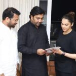 Isha Koppikar Instagram - #repost @hajiarfatshaikh बॉलीवुड अभिनेत्री ईशा कोपीकर जी और विजय कडेचकरर जी आज मेरे निवासस्थान, कुर्ला पहुंचे। फिल्मी दुनिया के अनेक गंभीर समस्याओं के बारे में विस्तृत चर्चा हुई । फिल्मी दुनिया की इस समस्याओ का जल्द ही निवारण किया जाएगा। @isha_konnects @bjp4mumbai @advocateashishshelar @devendra_fadnavis @vijaykadechkarr #filmassociation #bollywood #film #filmmaker