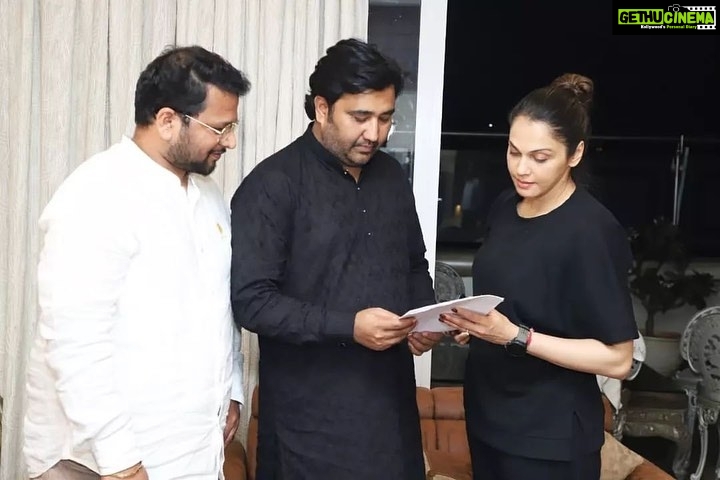 Isha Koppikar Instagram - #repost @hajiarfatshaikh बॉलीवुड अभिनेत्री ईशा कोपीकर जी और विजय कडेचकरर जी आज मेरे निवासस्थान, कुर्ला पहुंचे। फिल्मी दुनिया के अनेक गंभीर समस्याओं के बारे में विस्तृत चर्चा हुई । फिल्मी दुनिया की इस समस्याओ का जल्द ही निवारण किया जाएगा। @isha_konnects @bjp4mumbai @advocateashishshelar @devendra_fadnavis @vijaykadechkarr #filmassociation #bollywood #film #filmmaker