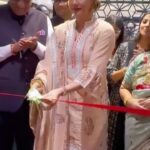 Isha Koppikar Instagram - What a lovely welcome by @sahelijewellers in Raipur. Thank you so much for the love and warmth 😊 Jewellery by: @darshanaasanjanaajewellers #workmode #raipur #storelaunch #work #reelsinstagram #reelsvideo #reelsindia