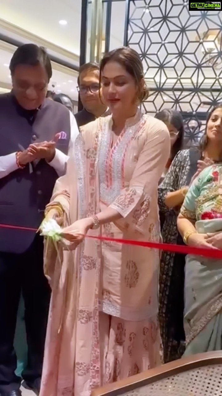 Isha Koppikar Instagram - What a lovely welcome by @sahelijewellers in Raipur. Thank you so much for the love and warmth π Jewellery by: @darshanaasanjanaajewellers #workmode #raipur #storelaunch #work #reelsinstagram #reelsvideo #reelsindia
