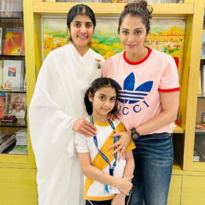Isha Koppikar Instagram - Celebrated Children’s day in a different way this year. We met @bkshivani didi and it was an enlightening meeting. This children’s day, I plan to start teaching Rianna some important life and spirituality lessons and who better than Shivani didi to do so!

#happychildrensday #childrensday #goals #shivanididi #lifelessons #spirituality #i❤️rianna #calmness #parenting #parentinglife #parenting101