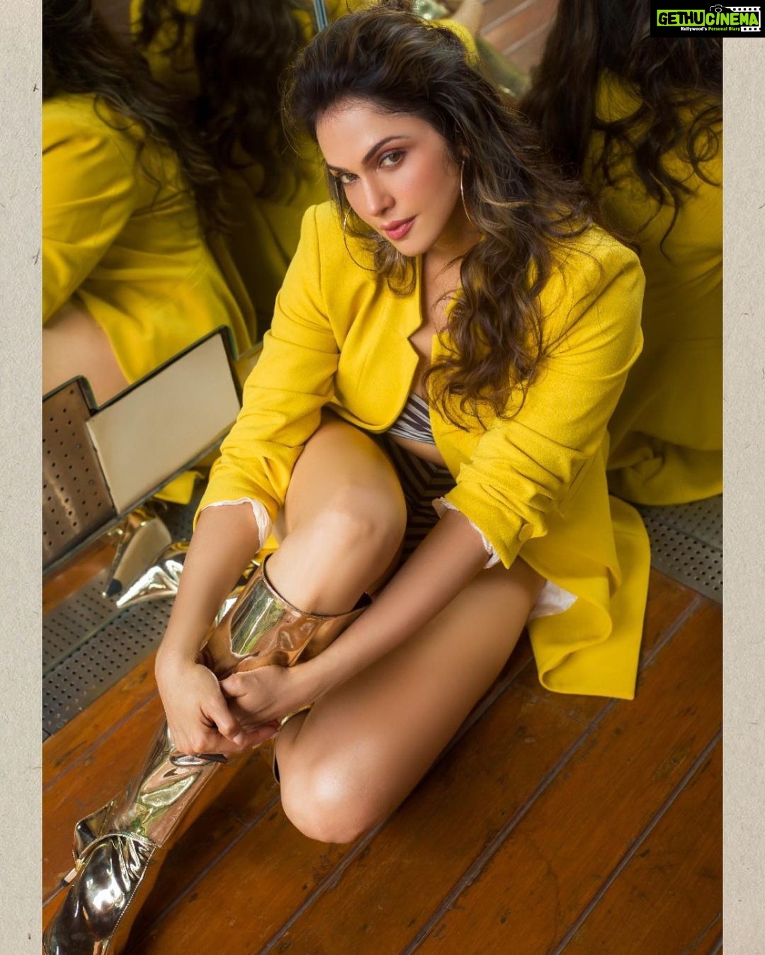 Isha Koppikar Instagram - When the sun shines, we shine together! ☀️ Photographed by @navindhyaniphoto Styled by @srishtimehtaofficial Make up by @pradeep_nohate Hairstyle by @shab_qureshi786 Managed by @vijaykadechkarr @dipalijoshi01 #ishakoppikar #sunshine #photoshoot #swimsuit #ootd #fashion #style #mood #saturdayvibes #instaphoto #instadaily